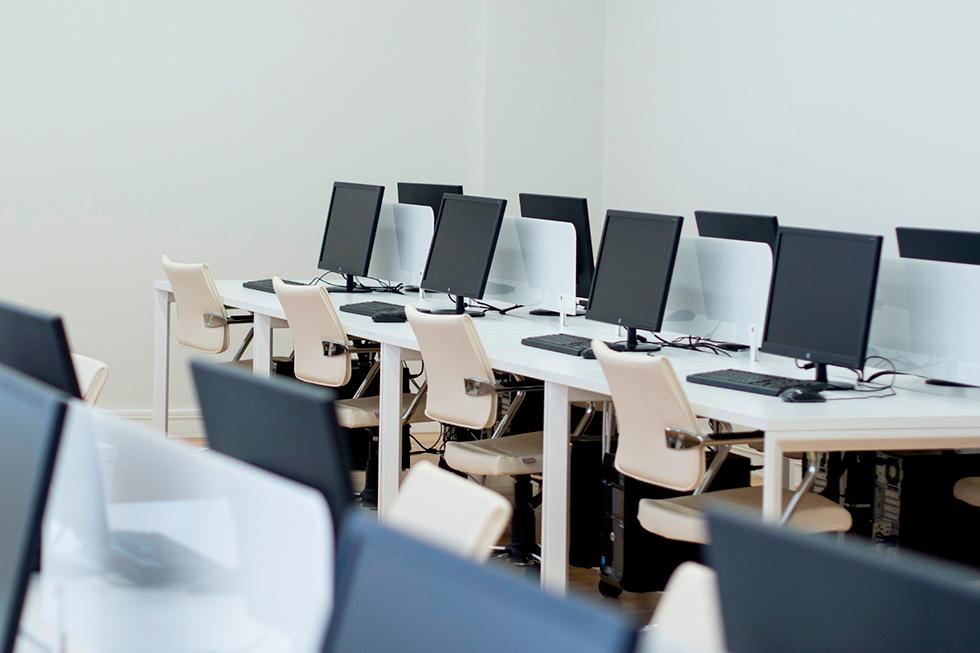 Aula Penedès - Classe amb ordinadors